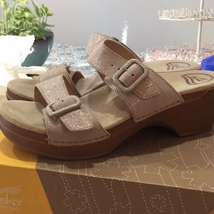 Dansko sandals size 40, barely worn!